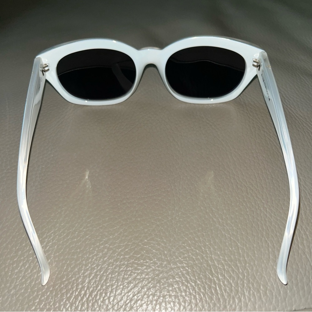 LIZ CLAIBORNE UV Sunglasses Oval Square White Plastic Gold Accent Italy Made Vtg - Picture 8 of 16